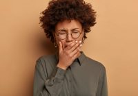 femme-bouclee-endormie-baille-les-yeux-fermes-couvre-la-bouche-est-fatiguee-manque-de-sommeil-et-d-energie-besoin-de-repos-souffre-d-insomnie-scaled.jpg